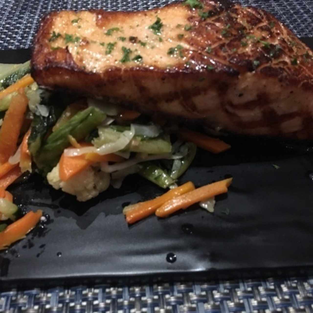 Lomo de Salmon o Atún al Grill Con Acompañamiento de su Seleccion