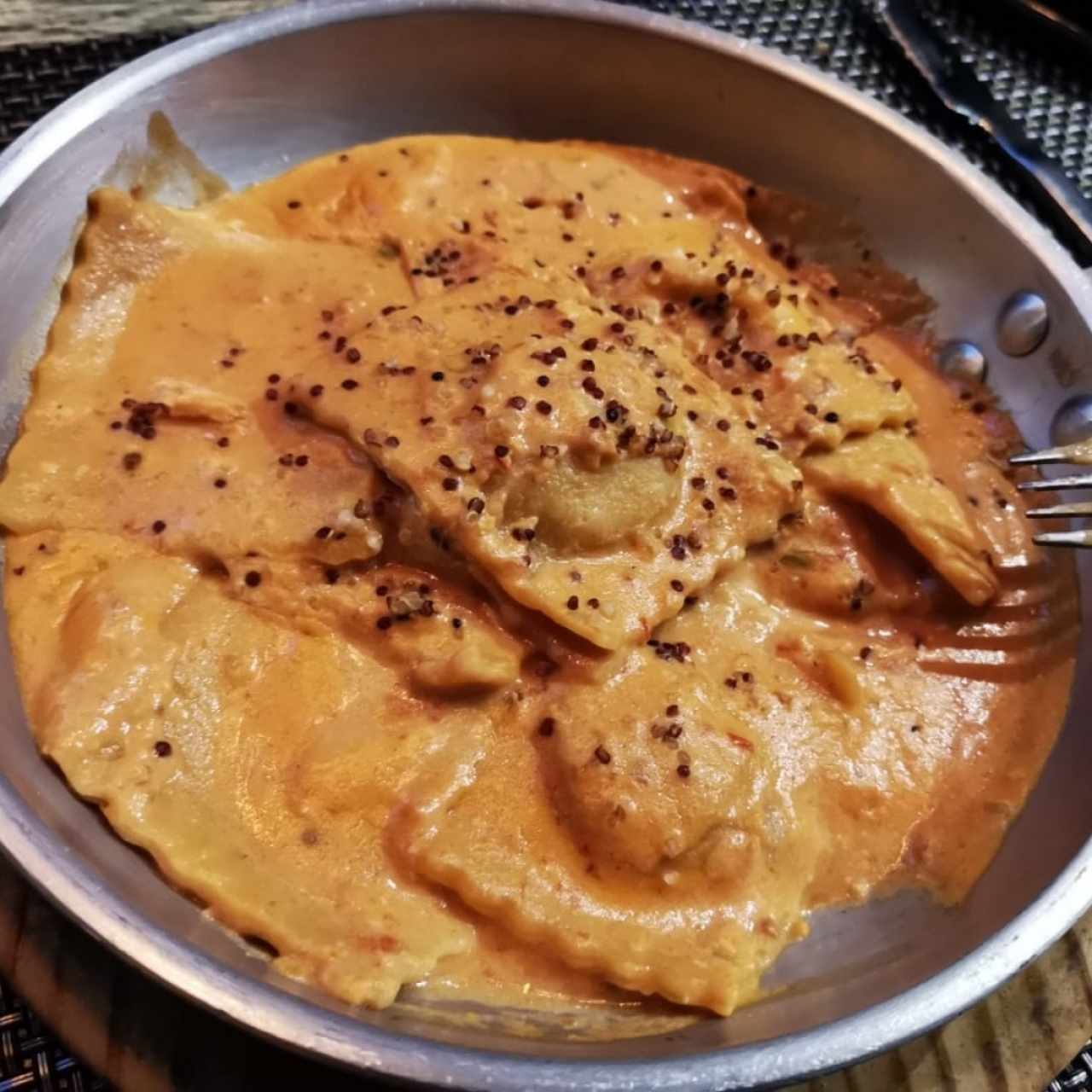 Ravioli de Salmon Ahumado y Queso Ricotta, a la Crema de Cebollina