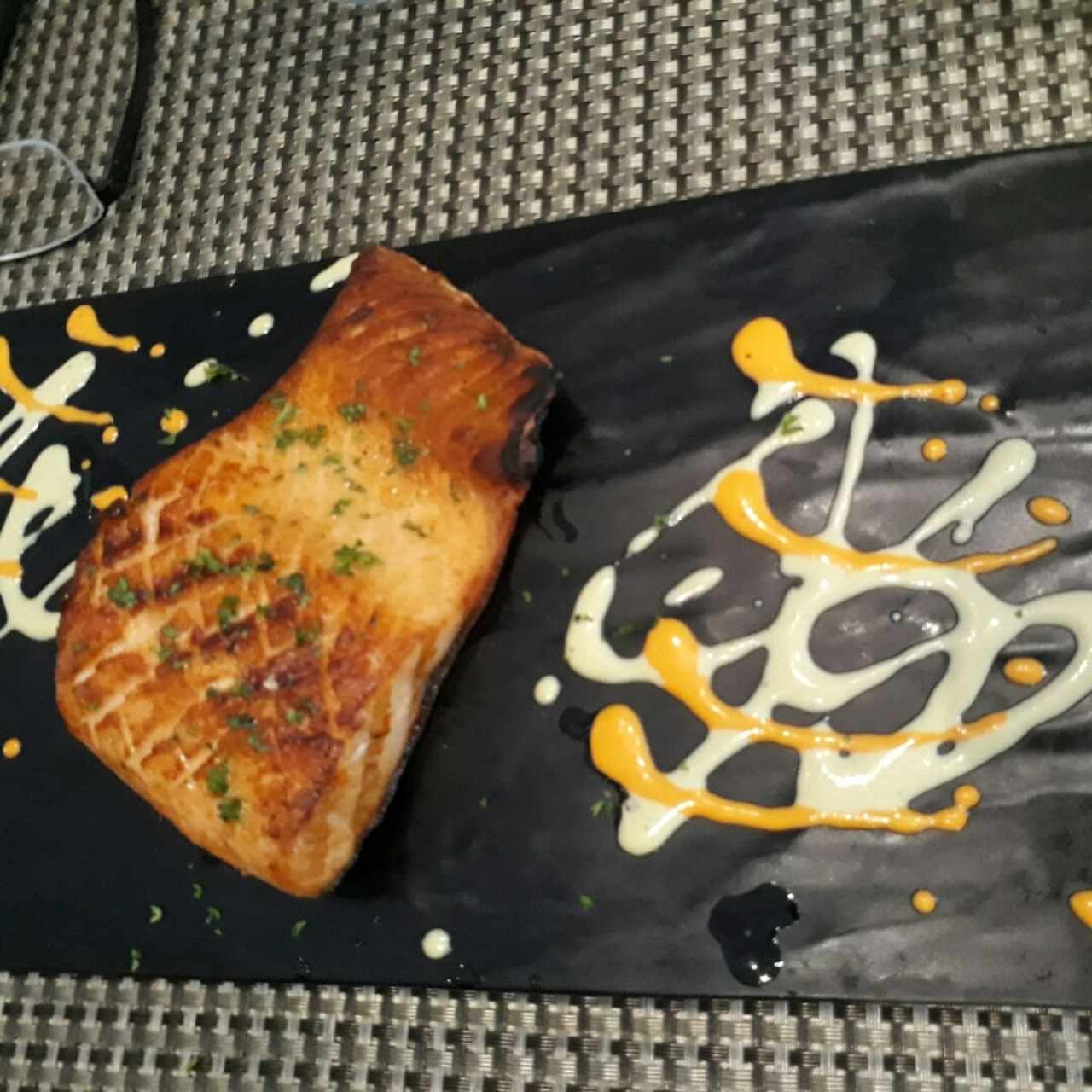 Lomo de Salmon o Atún al Grill Con Acompañamiento de su Seleccion