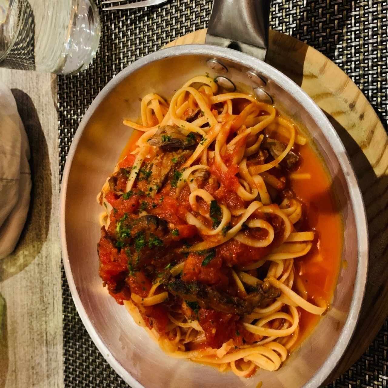 Spaghetti en salsa roja con filete de carne