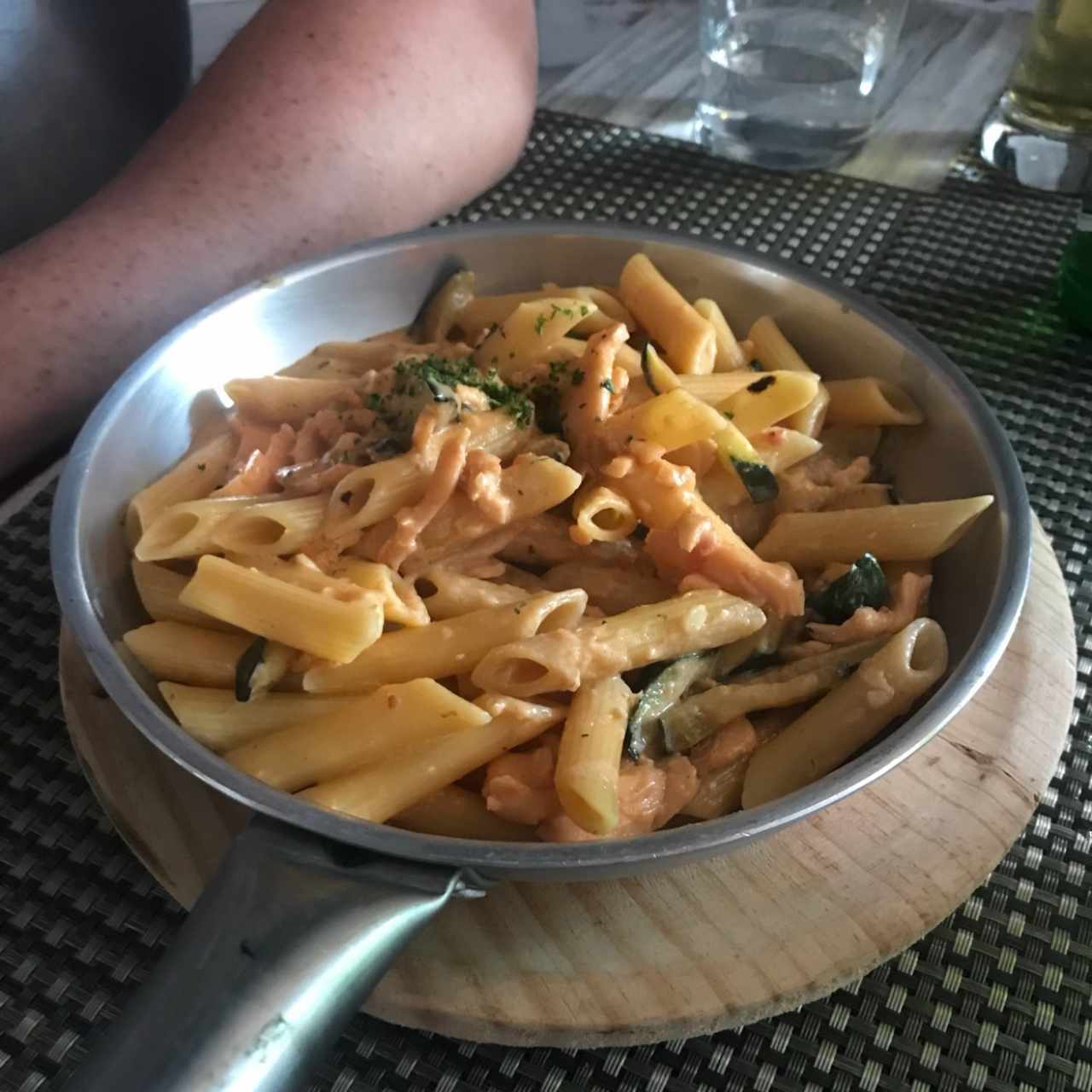 Penne con salmón y zucchini