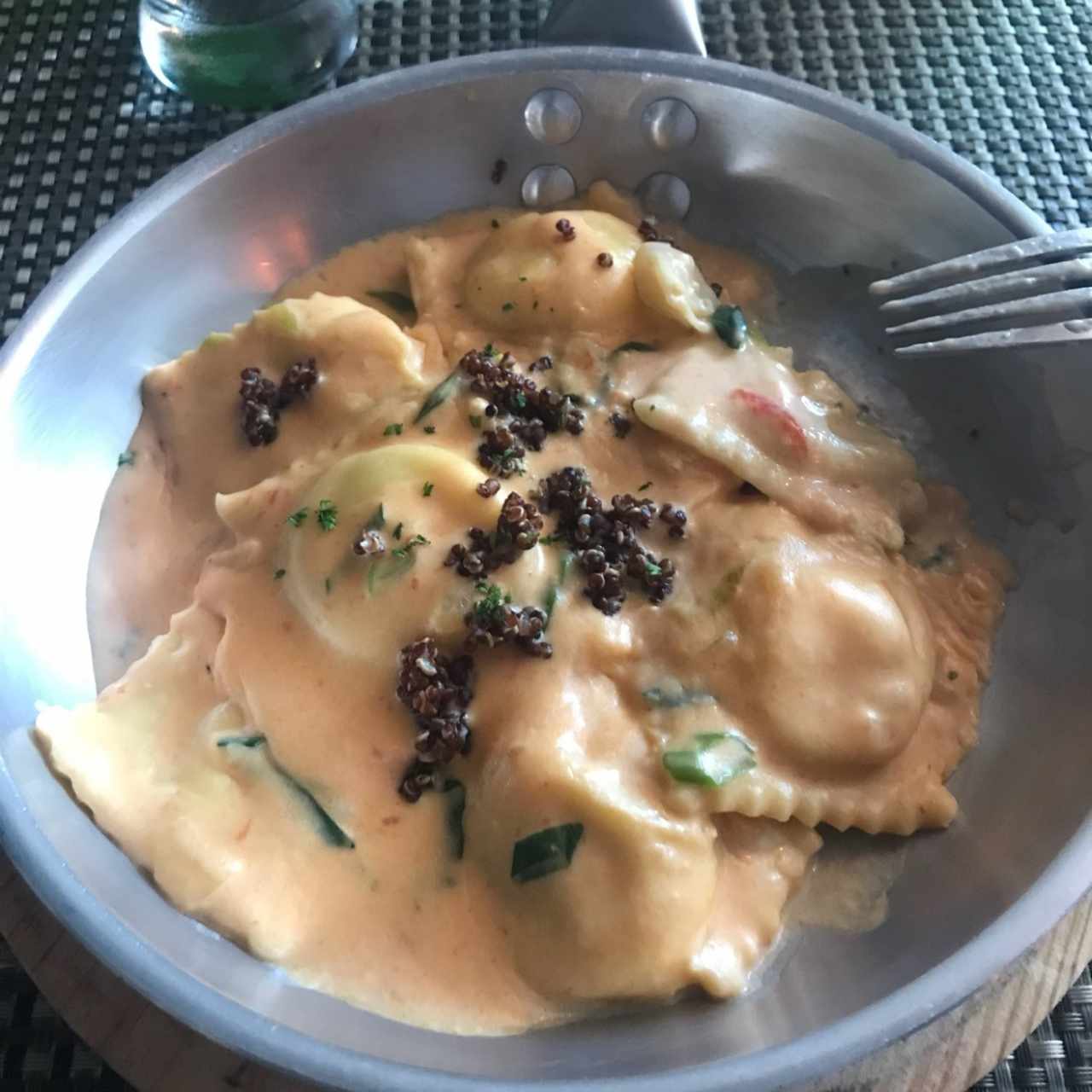 Duo de raviolis de salmón y queso ricotta a la crema de cebollina junto a raviolis de berenjena a la pizzaiola