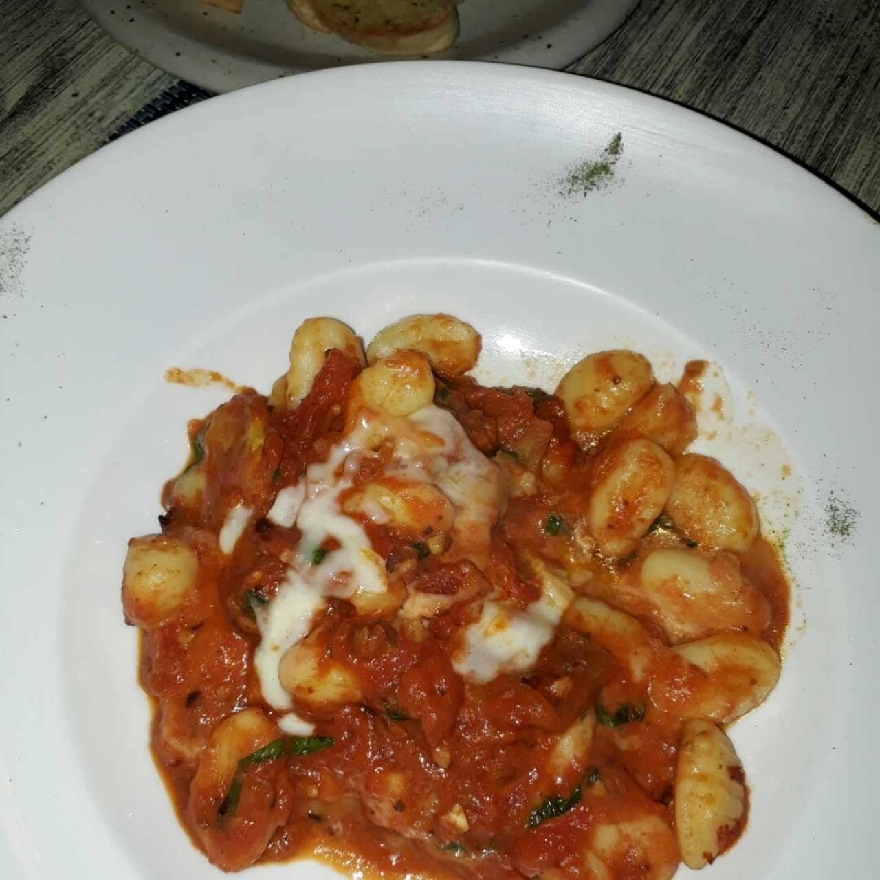 Gnocci al teléfono y pan de ajo