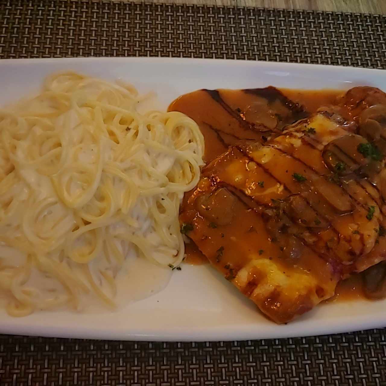 spaghetti con pollo en salsa de champiñones
