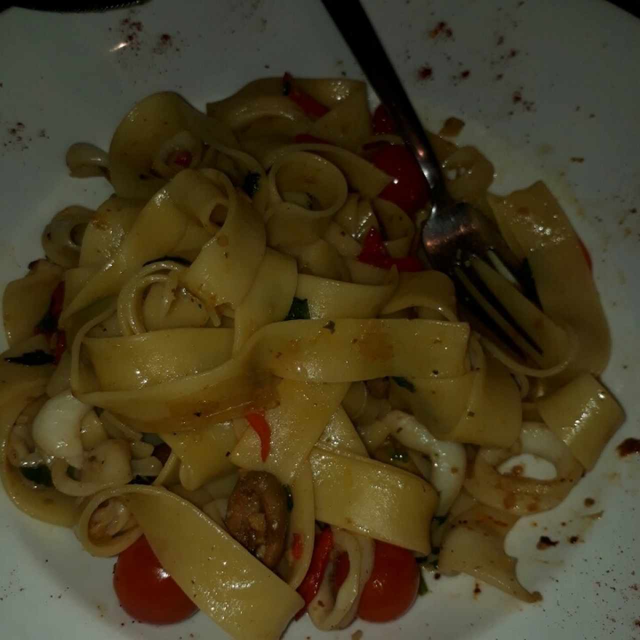 Pasta gruesa hecha en casa.con tomates cherry y calamar. Disculpe pero no me aprendí el nombre del menú.