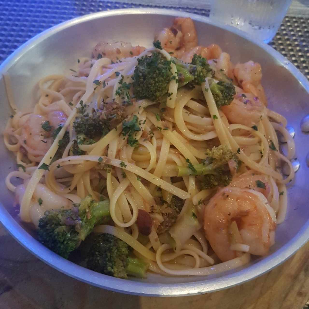 Linguini con Camaron y Brócoli