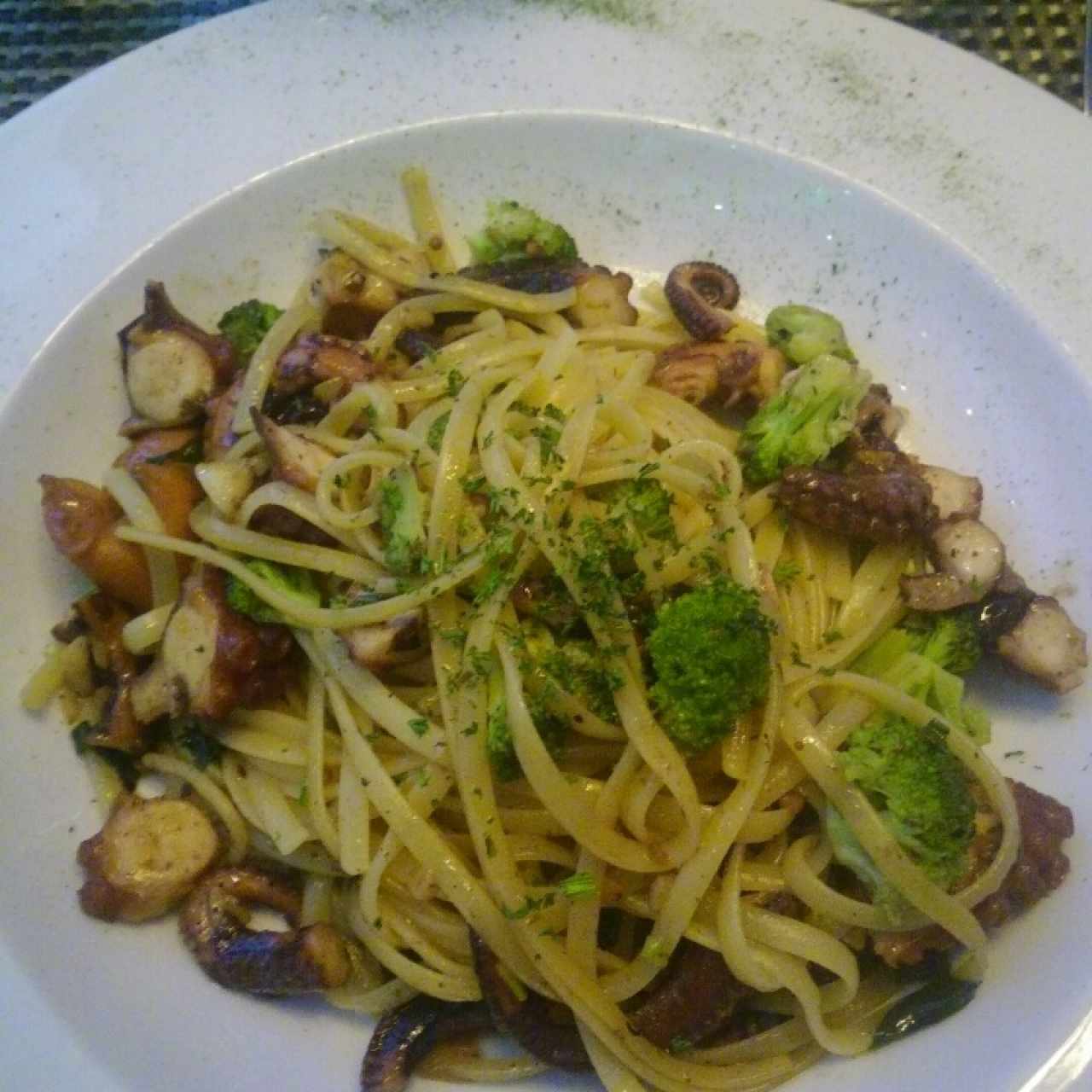 linguinis con pulpo y brocoli