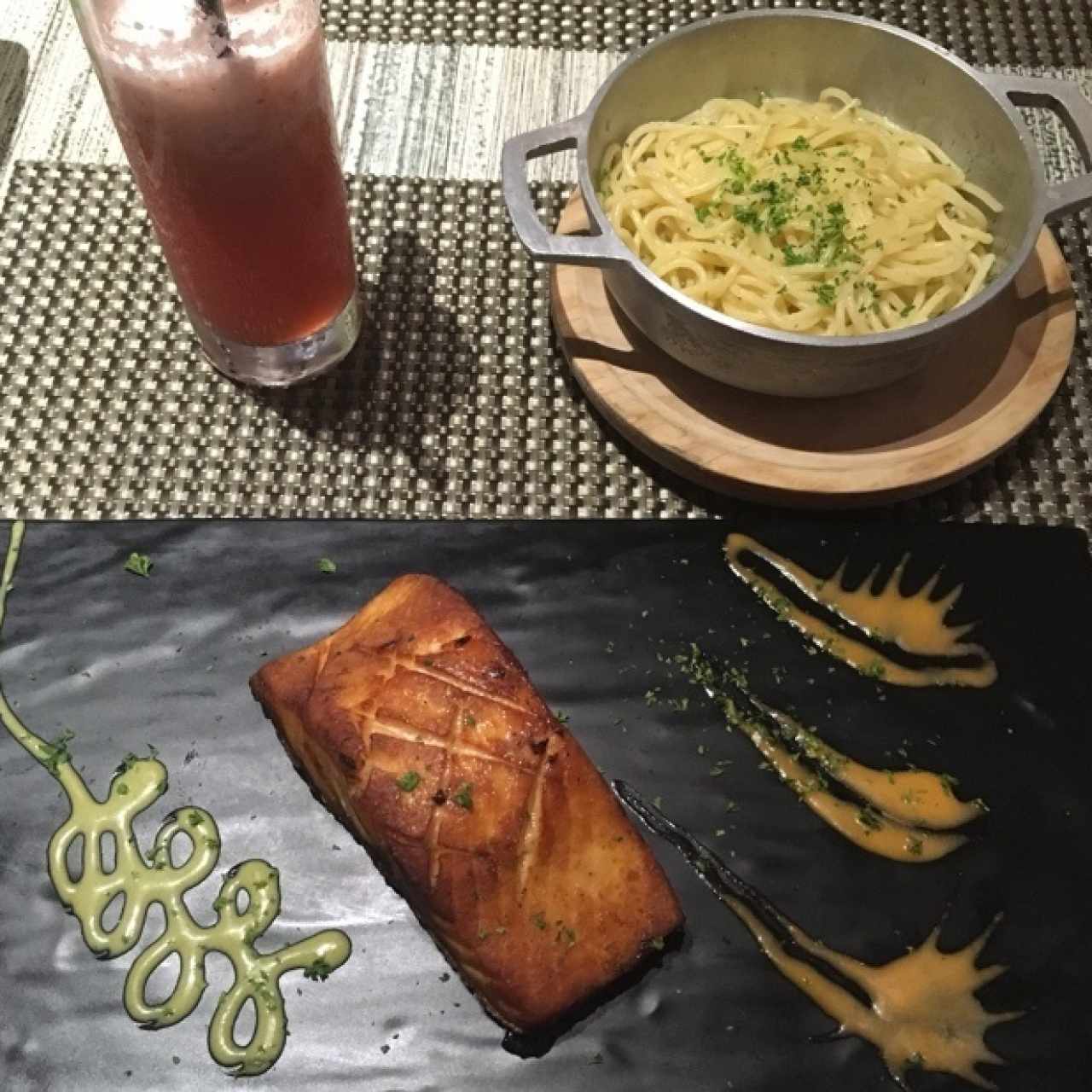 Lomo de Salmon o Atún al Grill Con Acompañamiento de su Seleccion