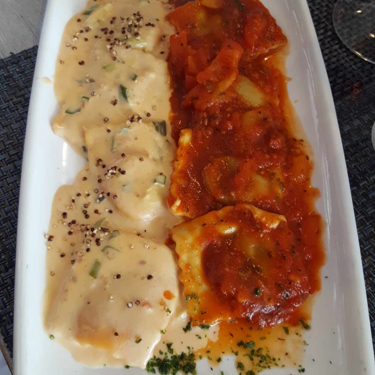Duo de Ravioli de Salmon Ahumado y Queso Ricotta, a la Crema de Cebollina Junto a Raviolis de Berenjena a la Pizzaiola.