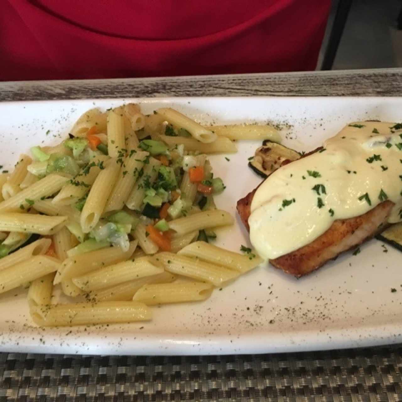 Lomo de Salmón Aliolí y Tomate Seco con Pasta primavera