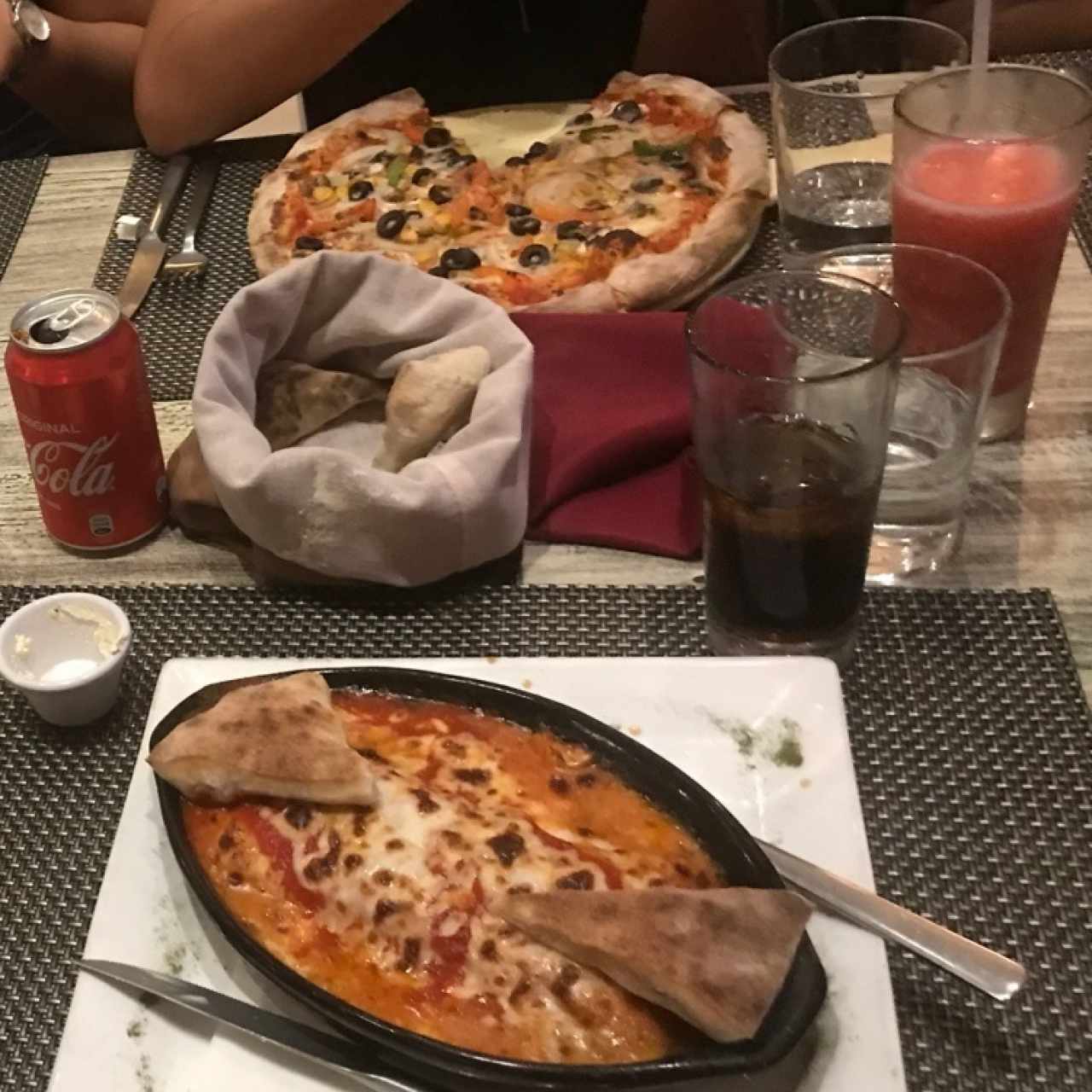 pizza vegetariana y lasaña de pollo 