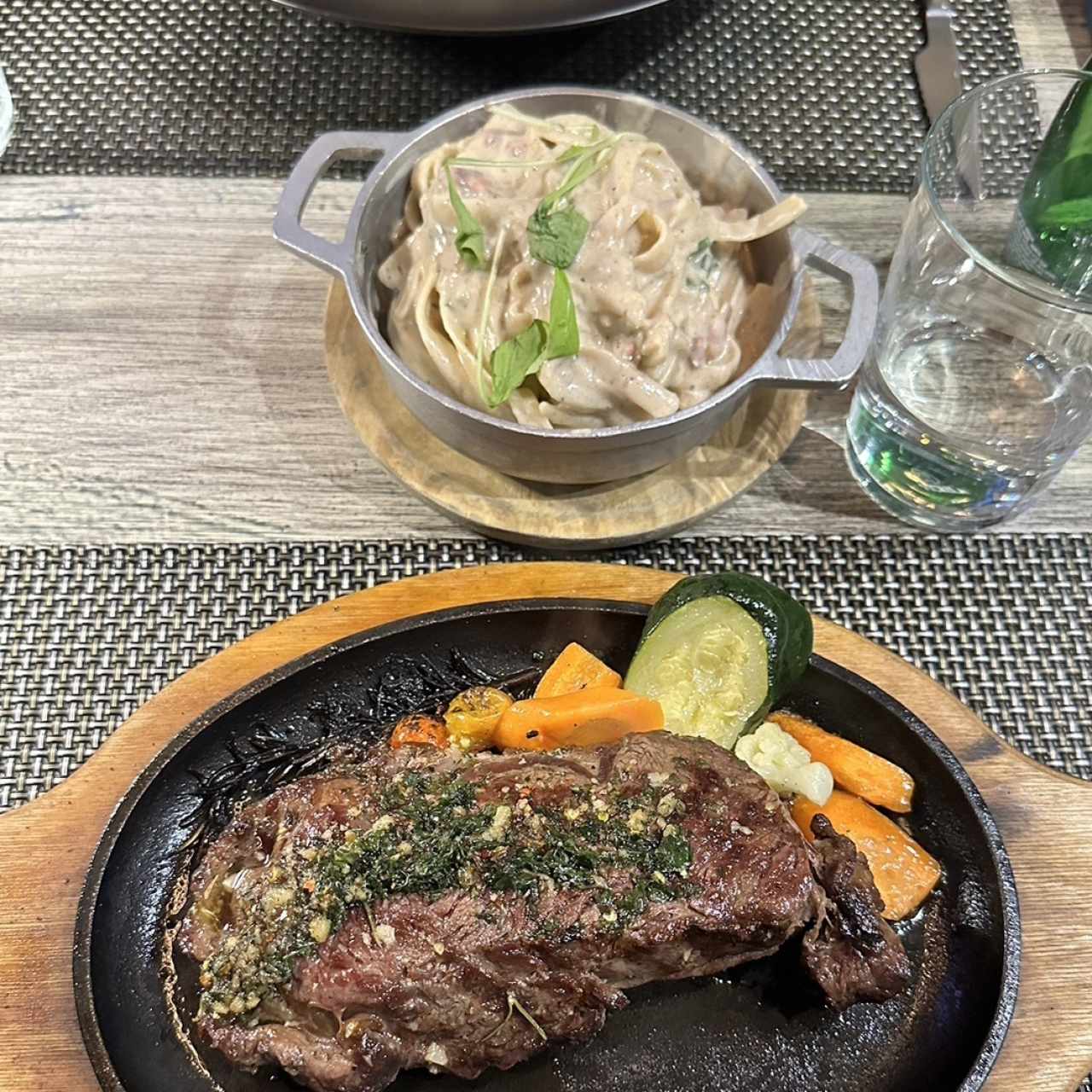 Rib Eye con side de Fettuccini Strega