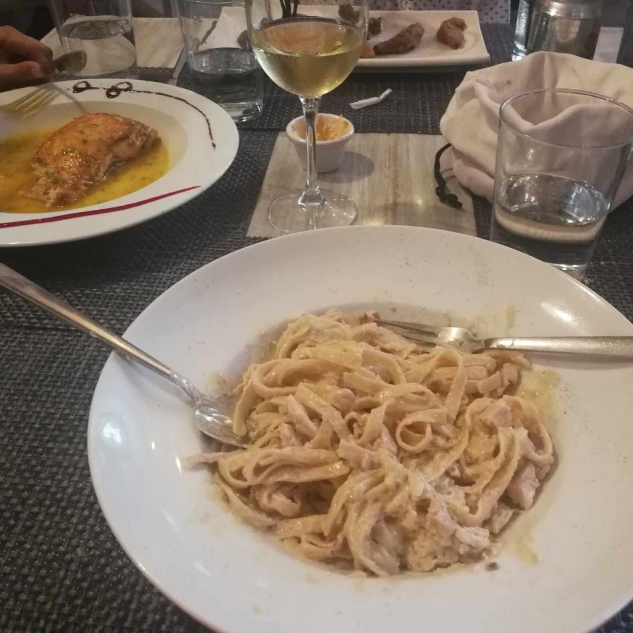 Fetuccine, Penne y/o Espaguetti  A la Crema, Aurora
