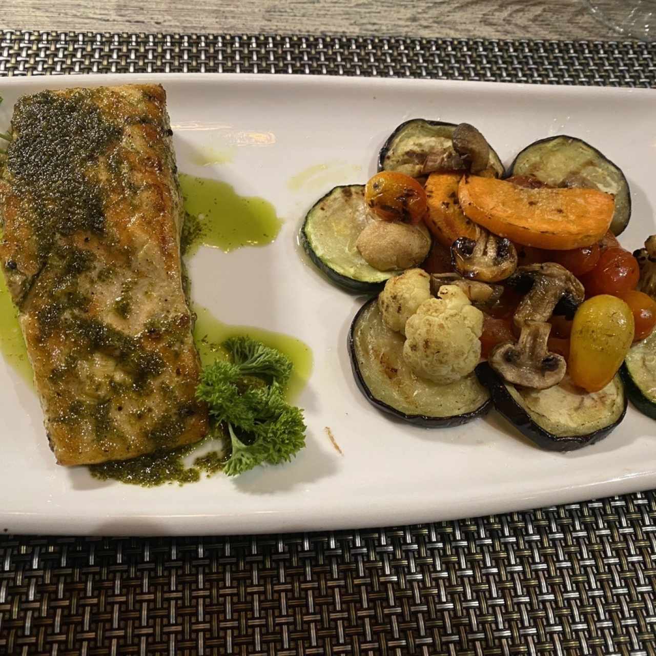 Salmón con vegetales al oleo