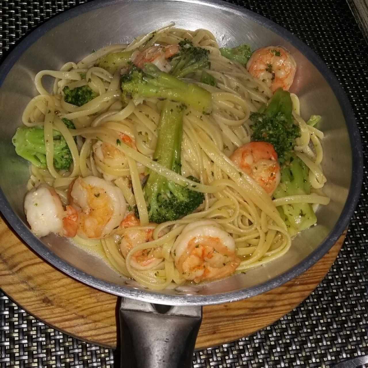 Linguini con Camaron y Brócoli