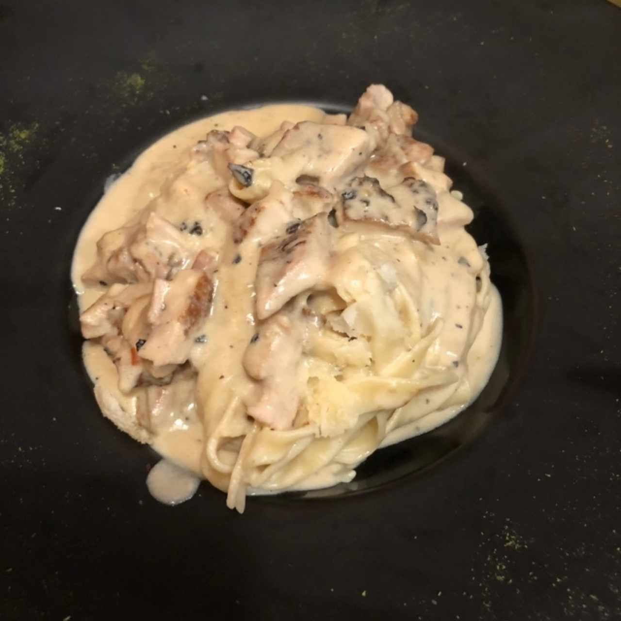 Fettuccine a la Strega con pollo