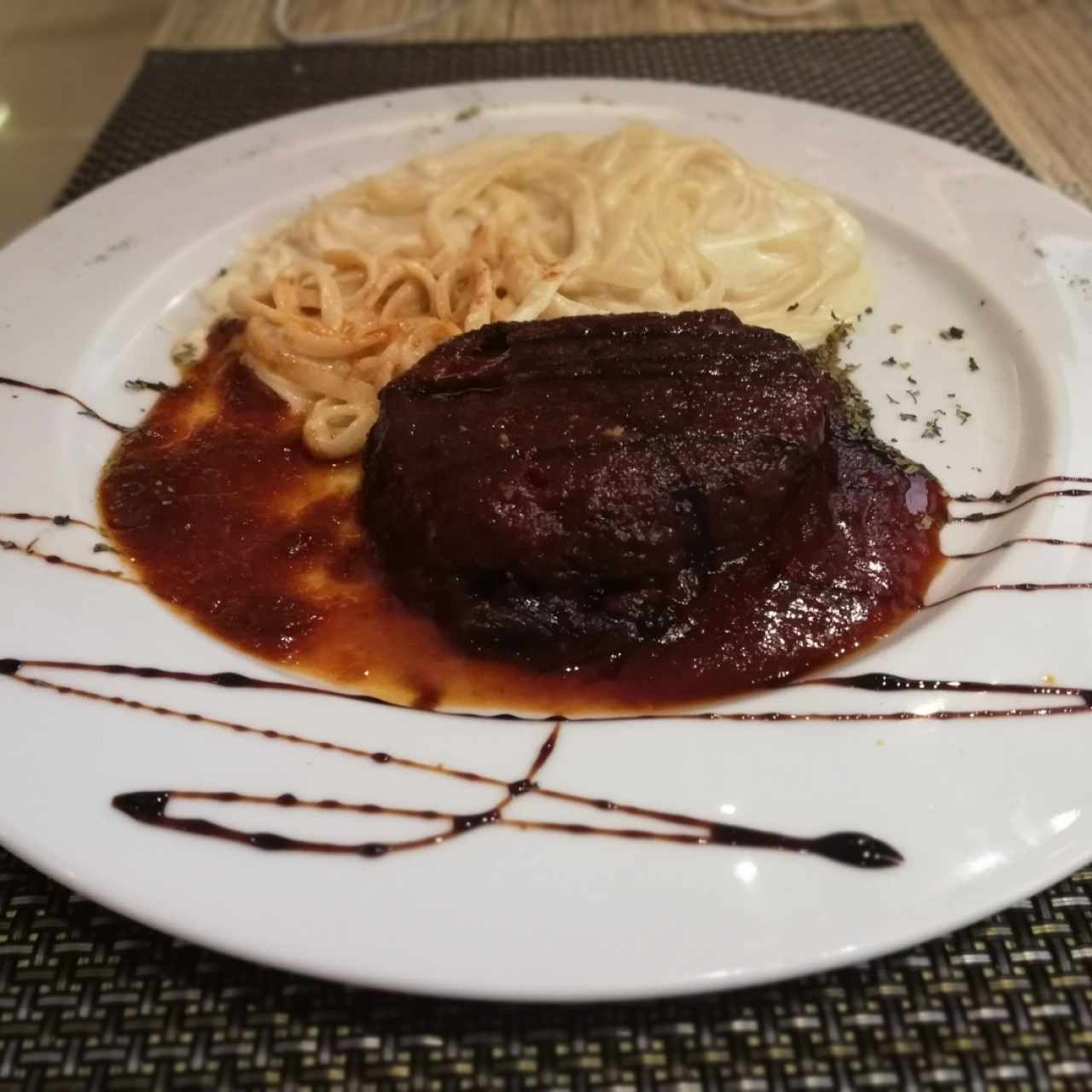 Fetuccini en 4 quesos y filete en salsa romanov