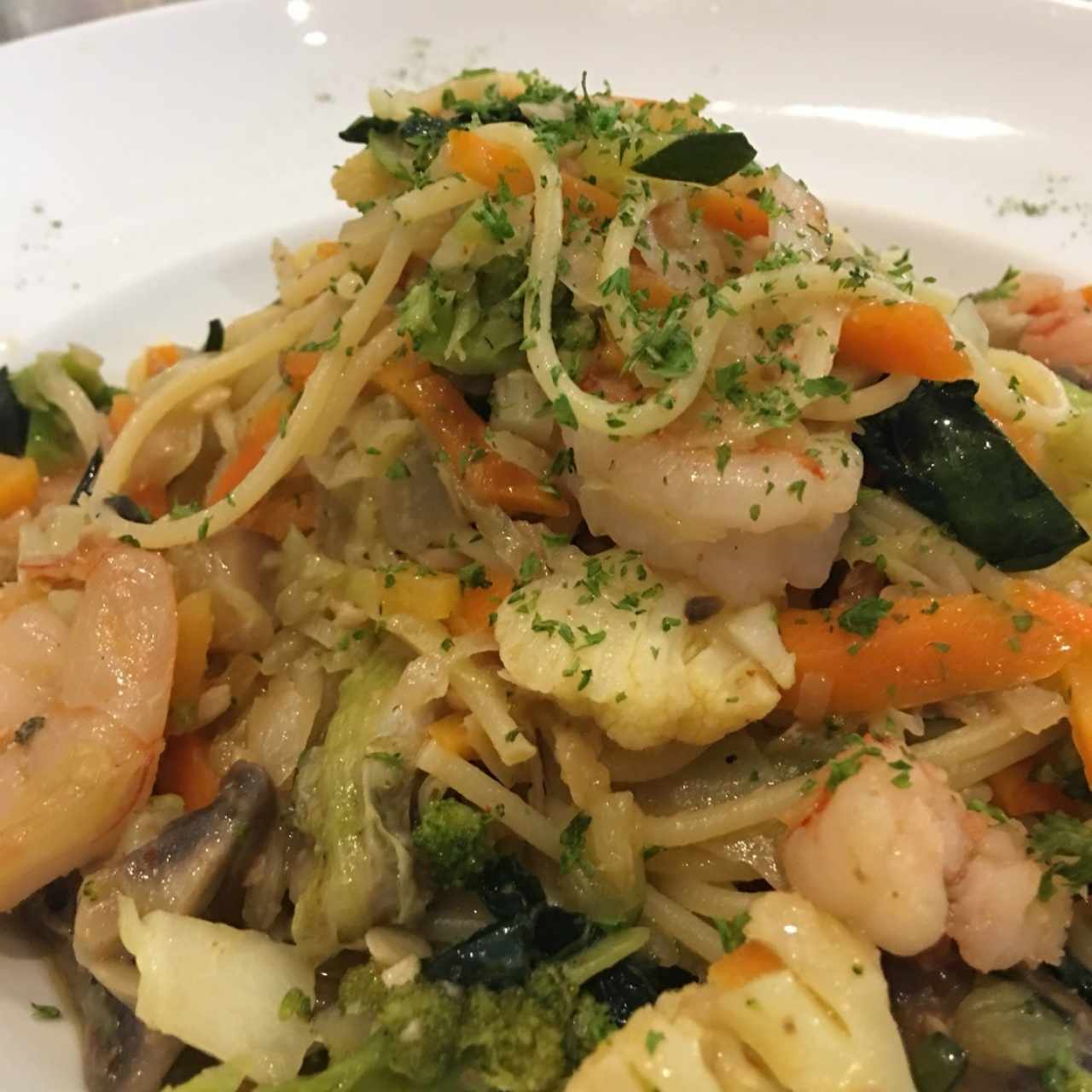 spaguetti peimavera con camarones