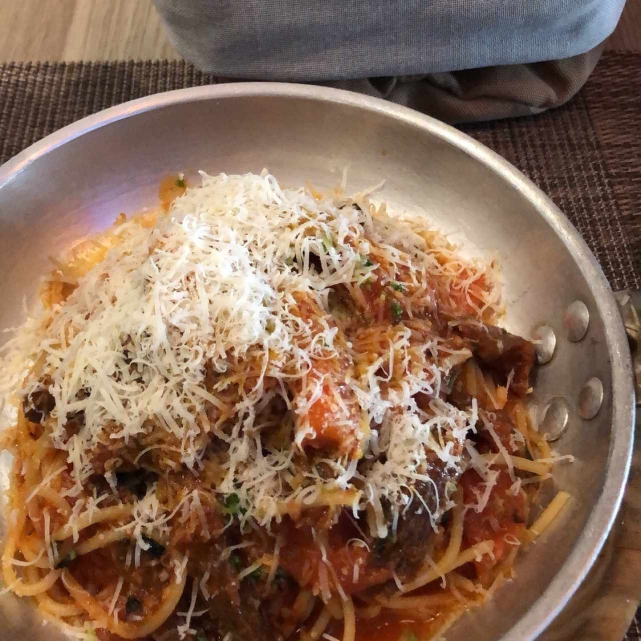 Pasta con tomates cherry y “filete”