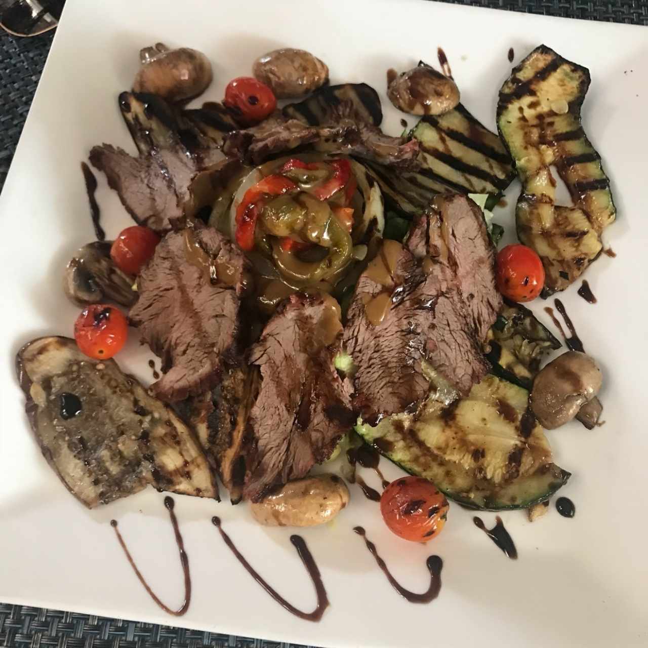 Ensalada Tagliata de Roast Beff con Vegetales Rostizados