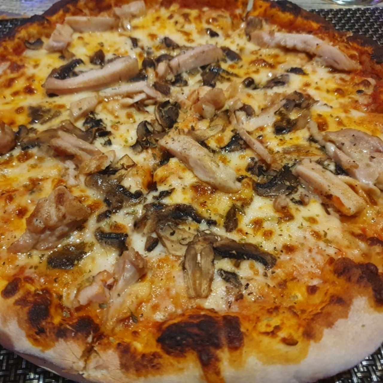 Pizza Margarita con pollo y hongos