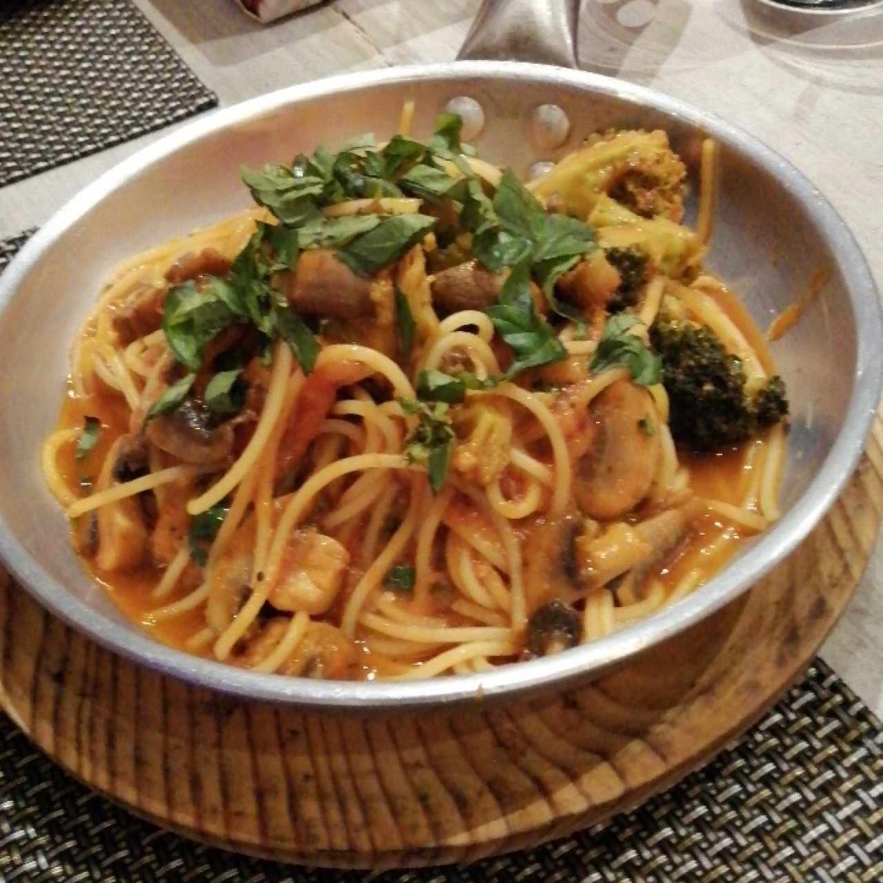 Spaghetti en salsa Pomodoro con brócoli y hongos