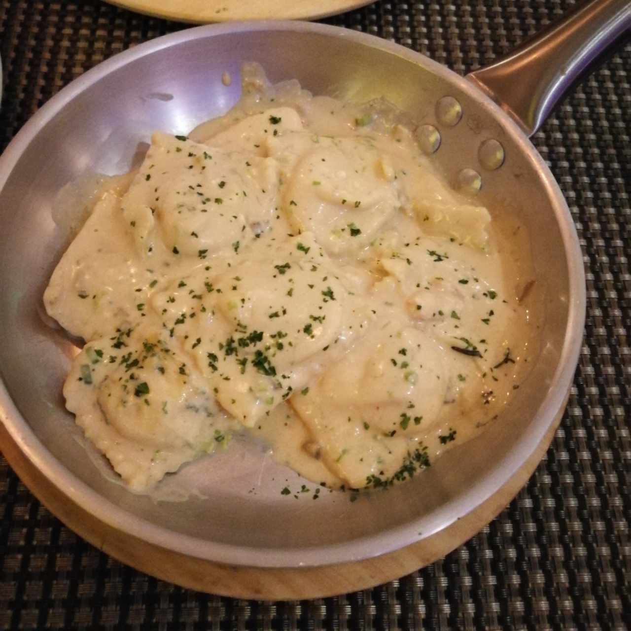 Ravioli de Salmon Ahumado y Queso Ricotta, a la Crema de Cebollina
