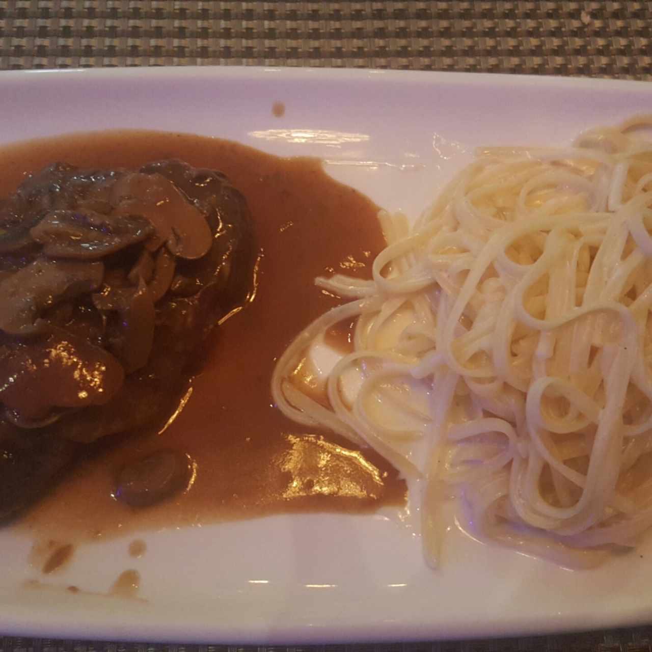 Filete de Res en Reducción de vino y champiñones 