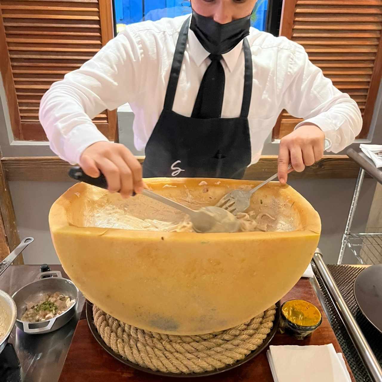 Pasta strega en rueda de queso