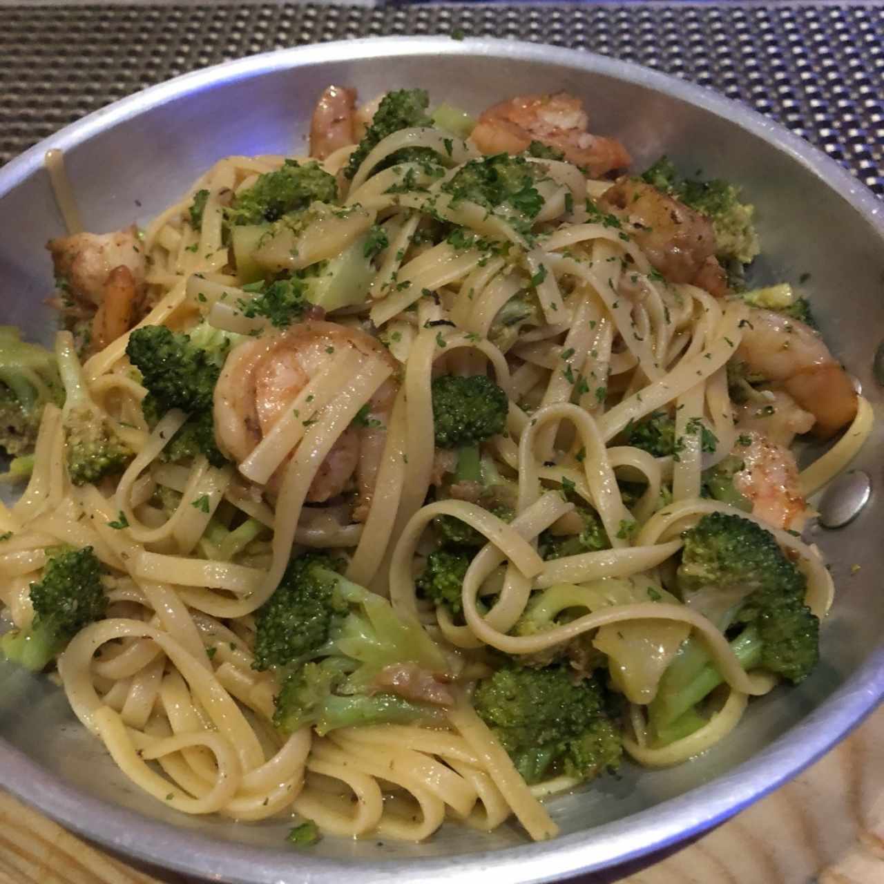 Linguine con Camaron y brocoli