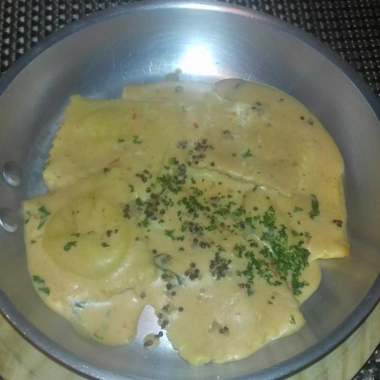 Ravioli de Salmon Ahumado y Queso Ricotta, a la Crema de Cebollina Junto a raviolis de Berenjena