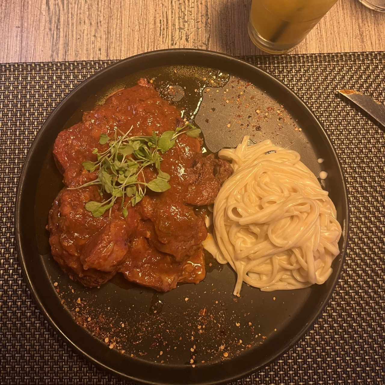 Ossobuco de Res con Linguinni a la Crema