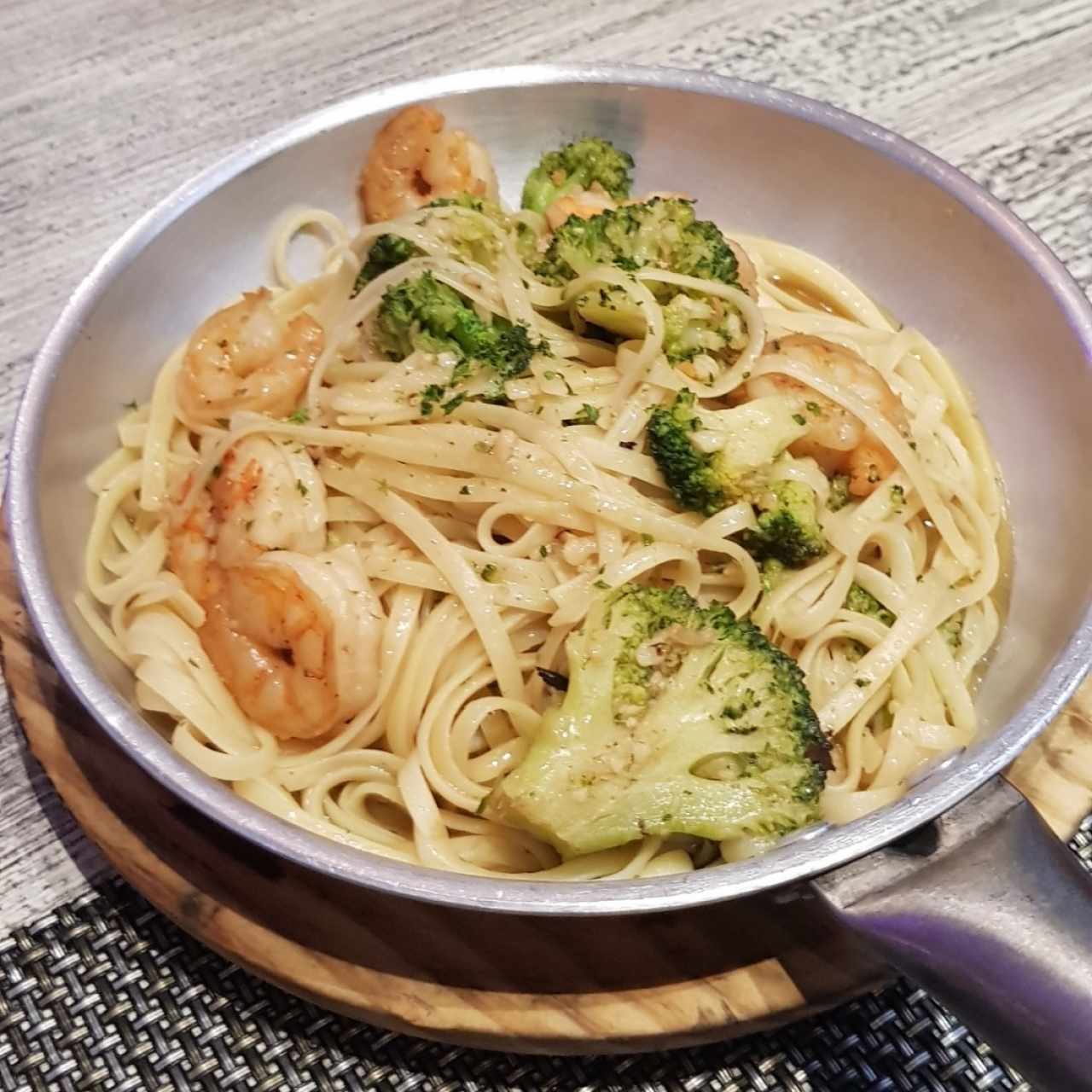 Linguini con Camarón y Brócoli 