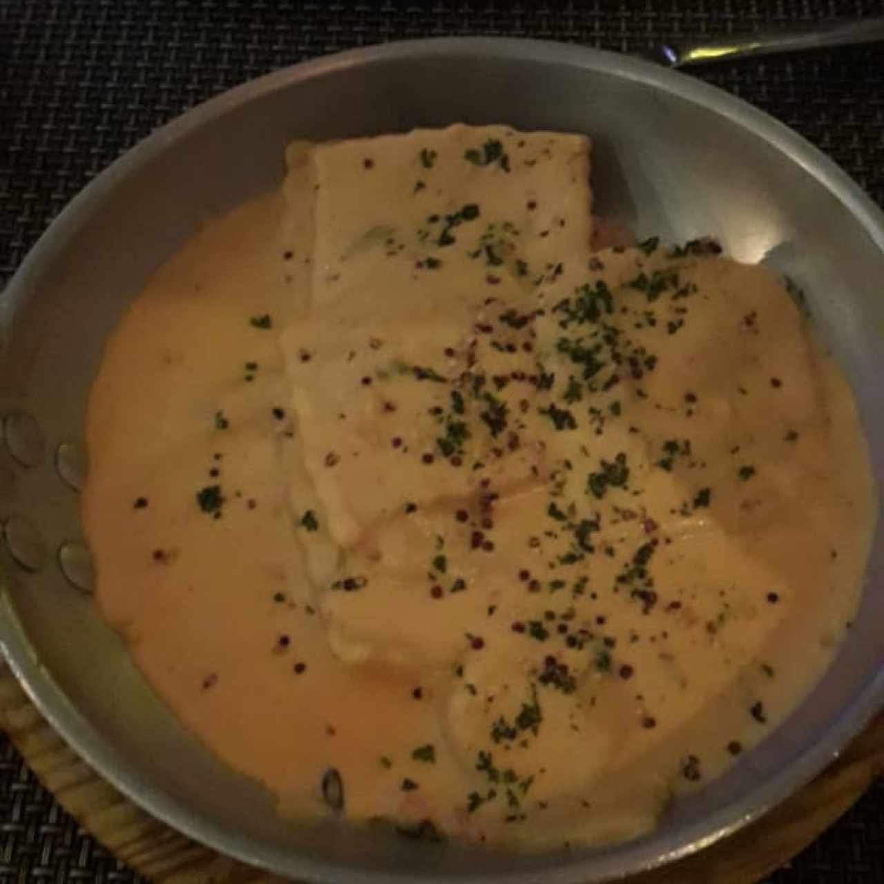 Ravioli con salmón ahumado en salsa con cebollina