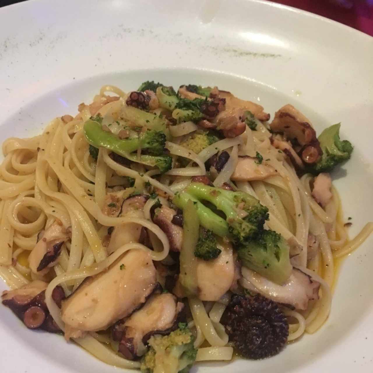 Linguini con Pulpo y Brócoli