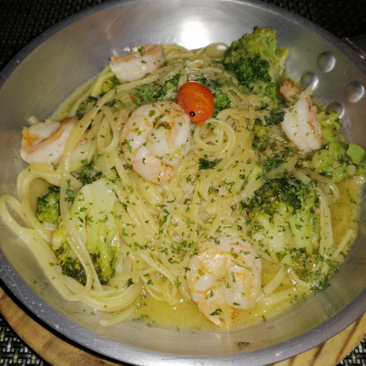 Linguini con camarones y brócoli 