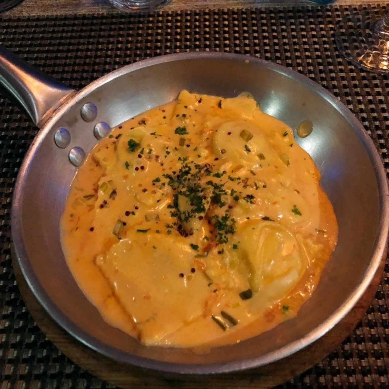 Ravioli de Salmon Ahumado y Queso Ricotta, a la Crema de Cebollina