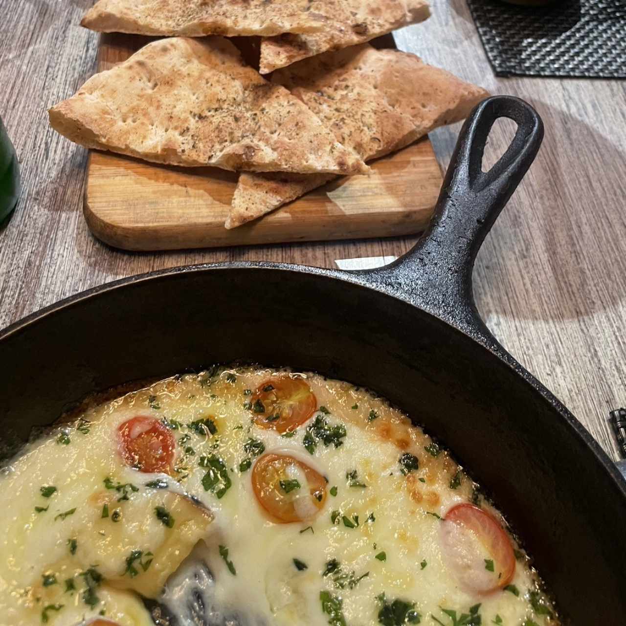 Focaccia y quesos 