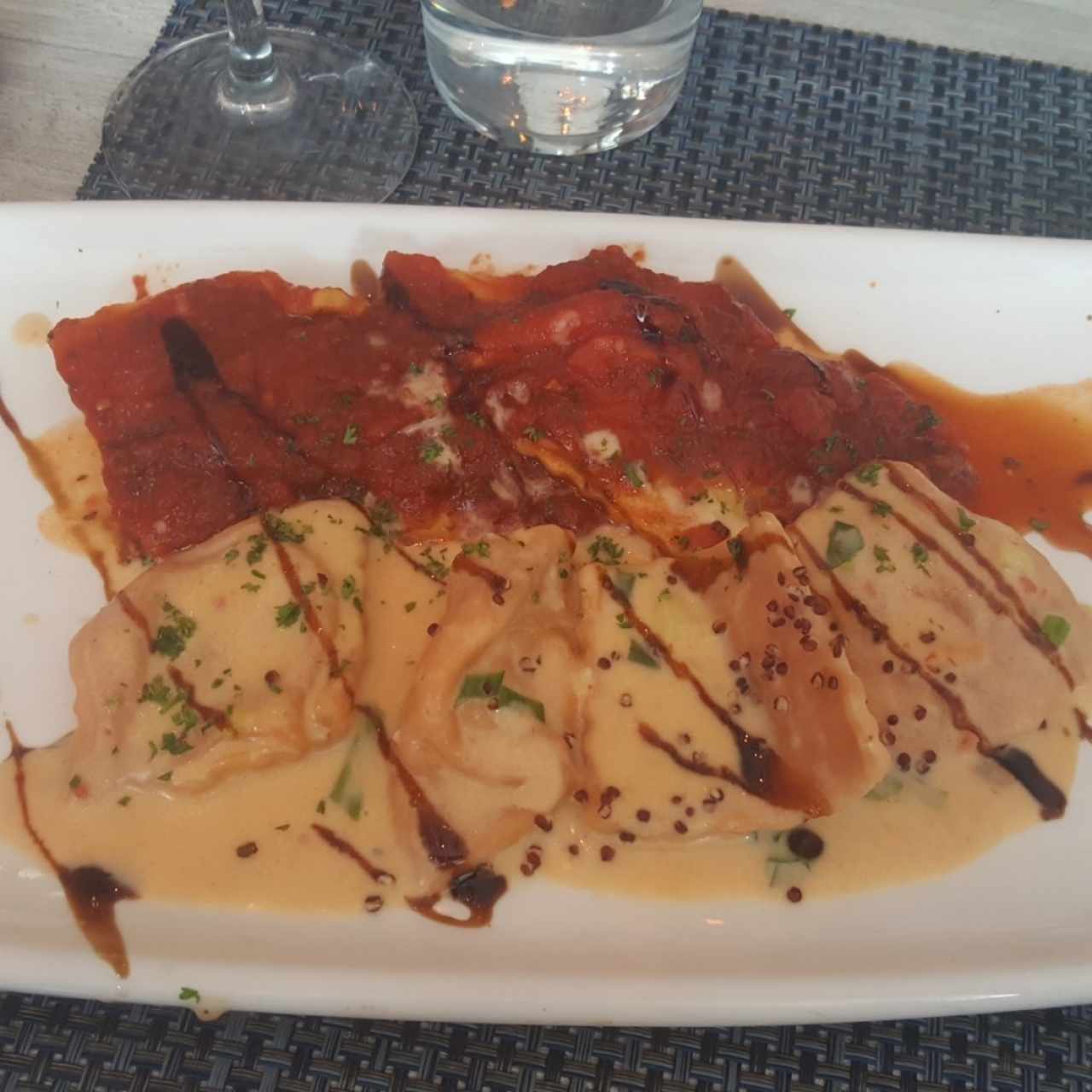 Duo de Ravioli de Salmon Ahumado y Queso Ricotta, a la Crema de Cebollina Junto a Raviolis de Berenjena a la Pizzaiola.