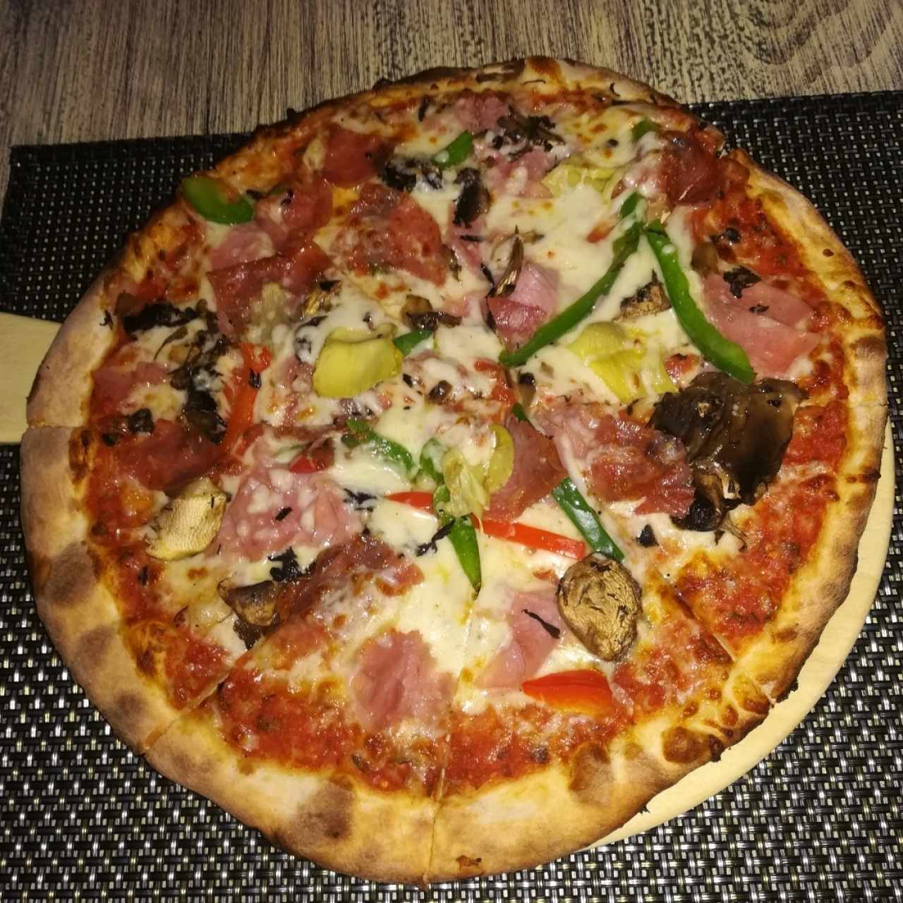 Pizza de Jamón Salami y Alcachofa