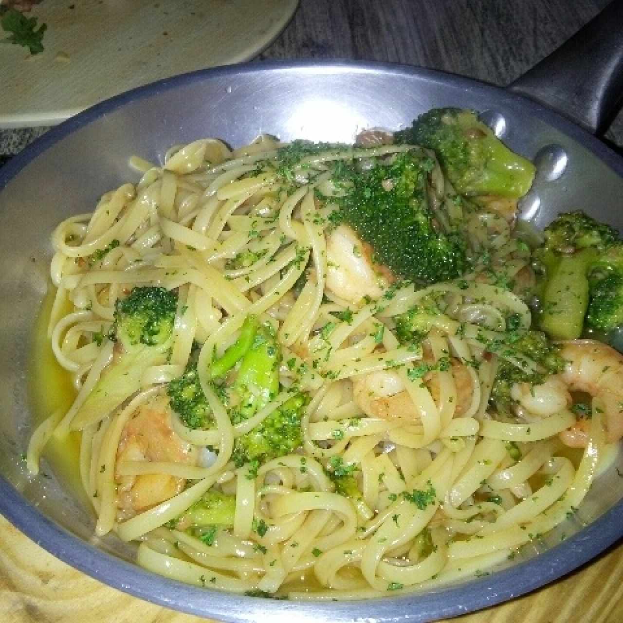 Plato Fuerte - Linguinni con Camarones y Brócoli al Óleo 