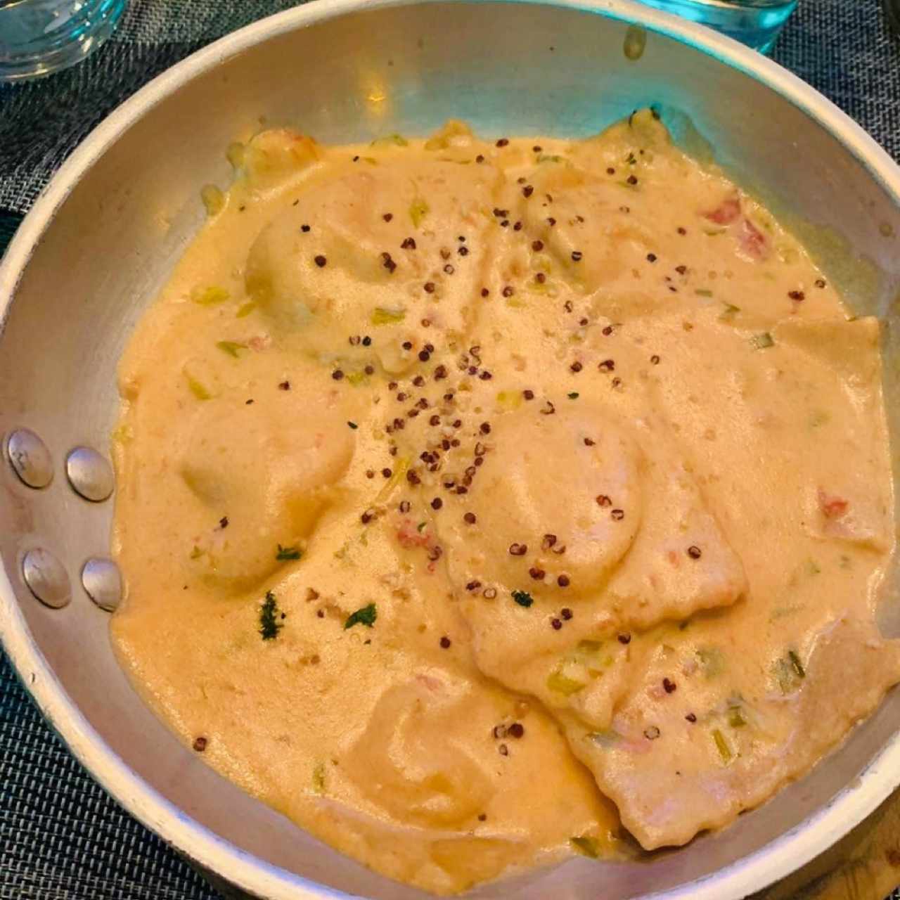 Ravioli de Salmon Ahumado y Queso Ricotta, a la Crema de Cebollina