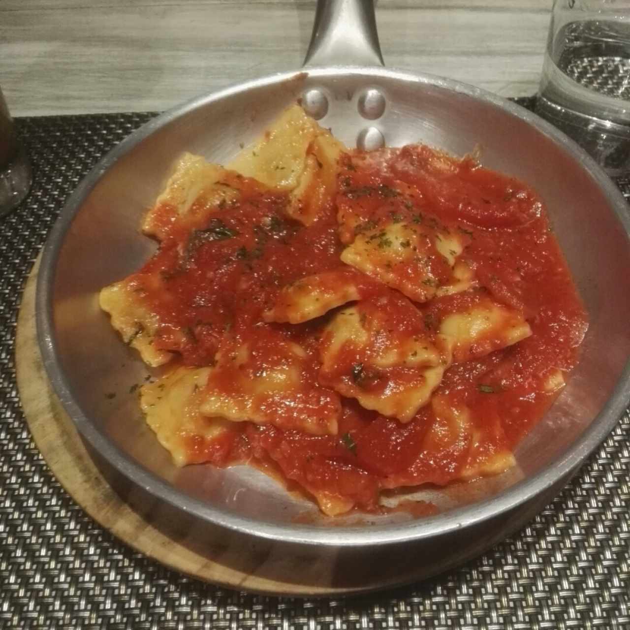 Ravioli de Carne Salteado Al Fileto Di Pomodoro