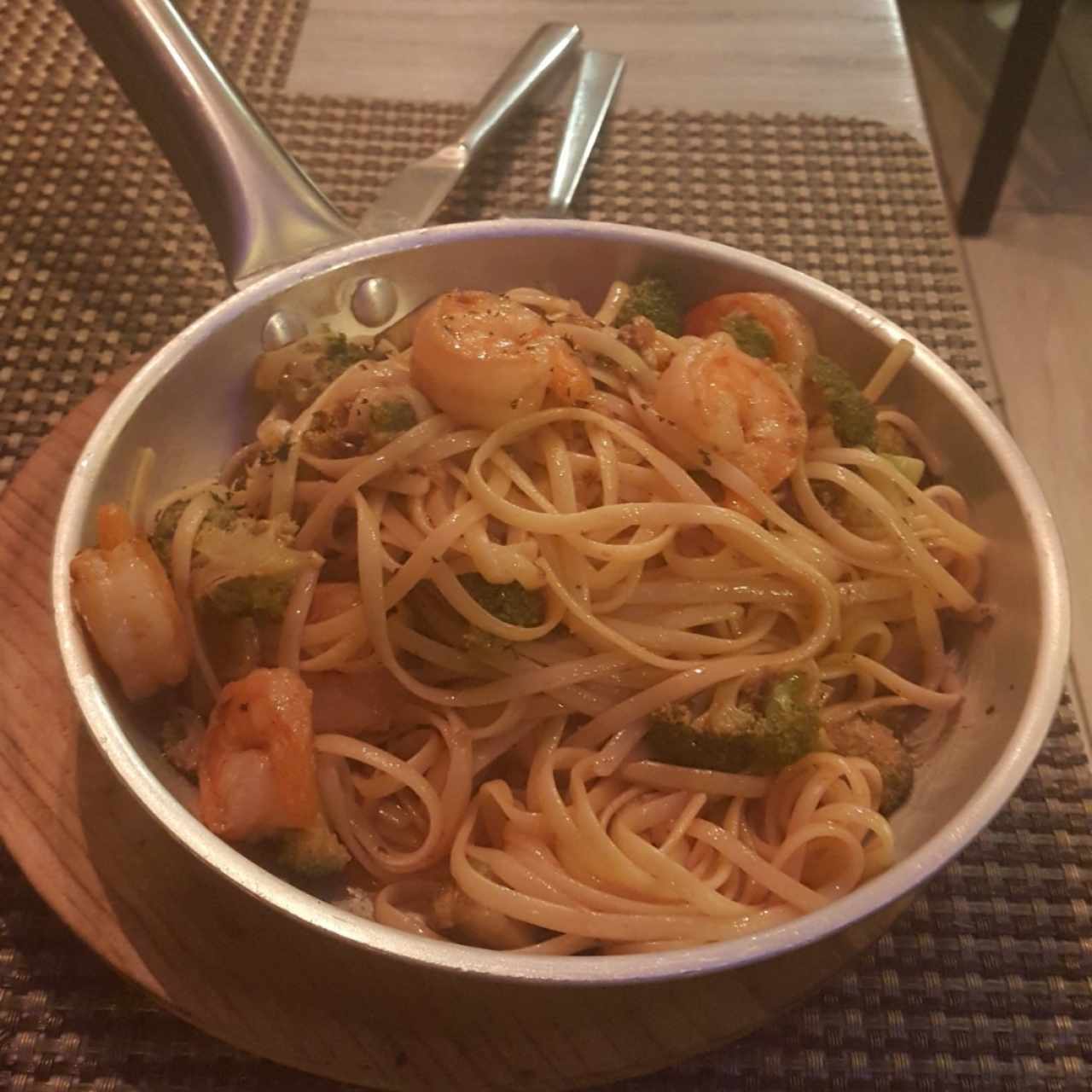 Linguini con Camaron y Brócoli