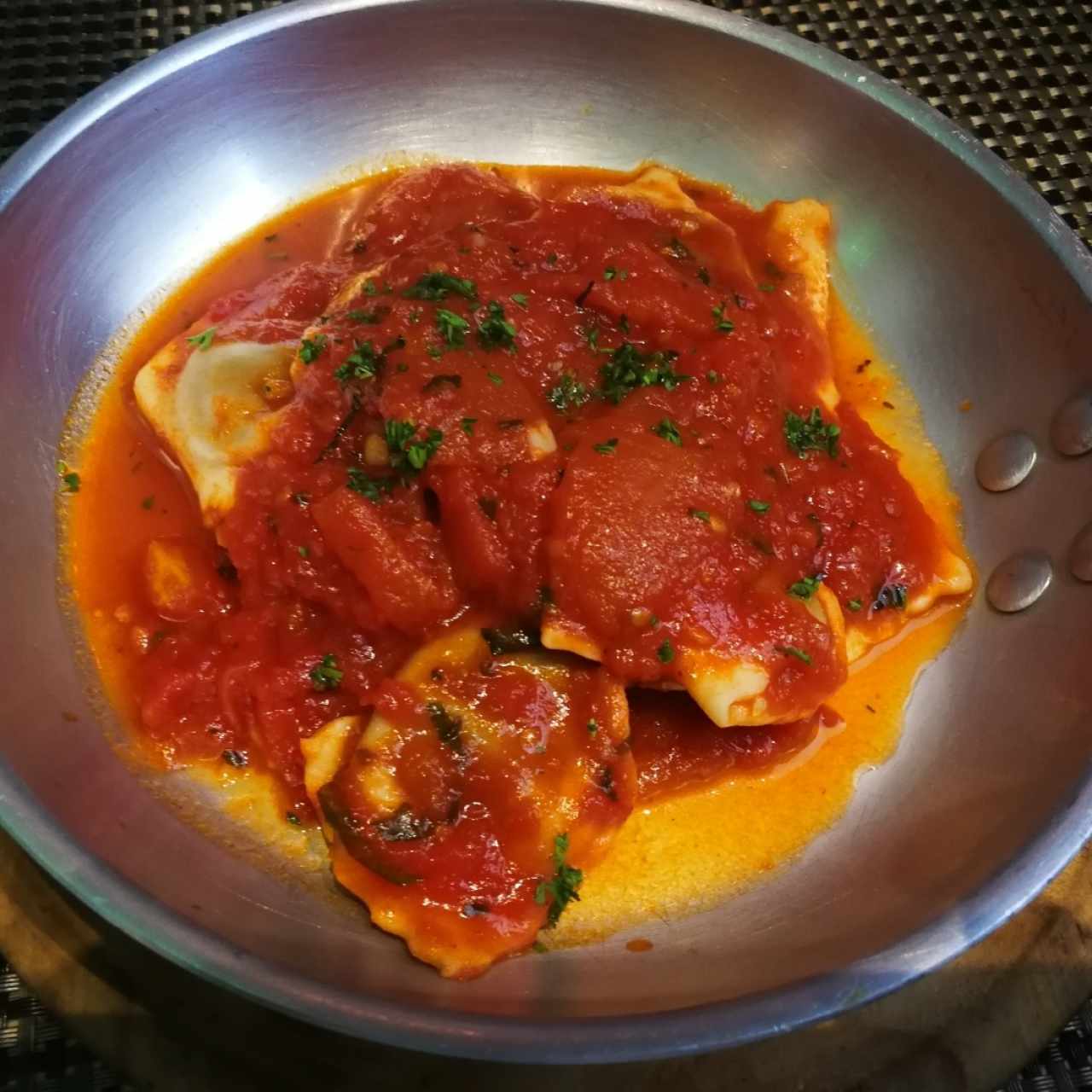 Ravioli de Carne Salteado Al Fileto Di Pomodoro