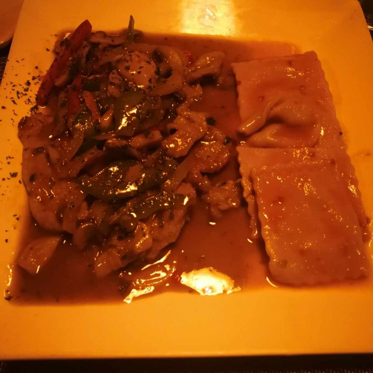 Escalopina de Cerdo del Bosque, con Raviolis Morados