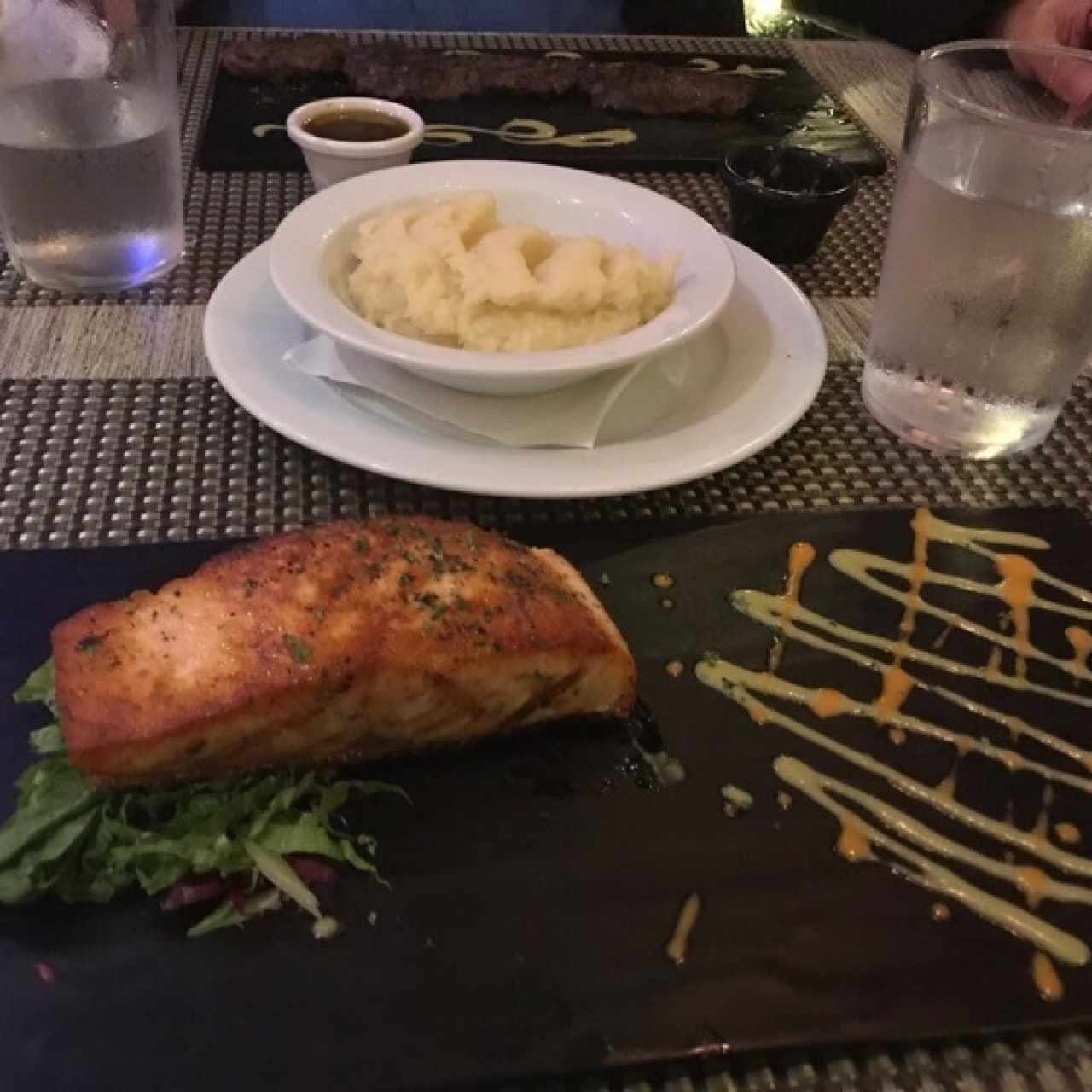 Lomo de Salmon o Atún al Grill Con Acompañamiento de su Seleccion