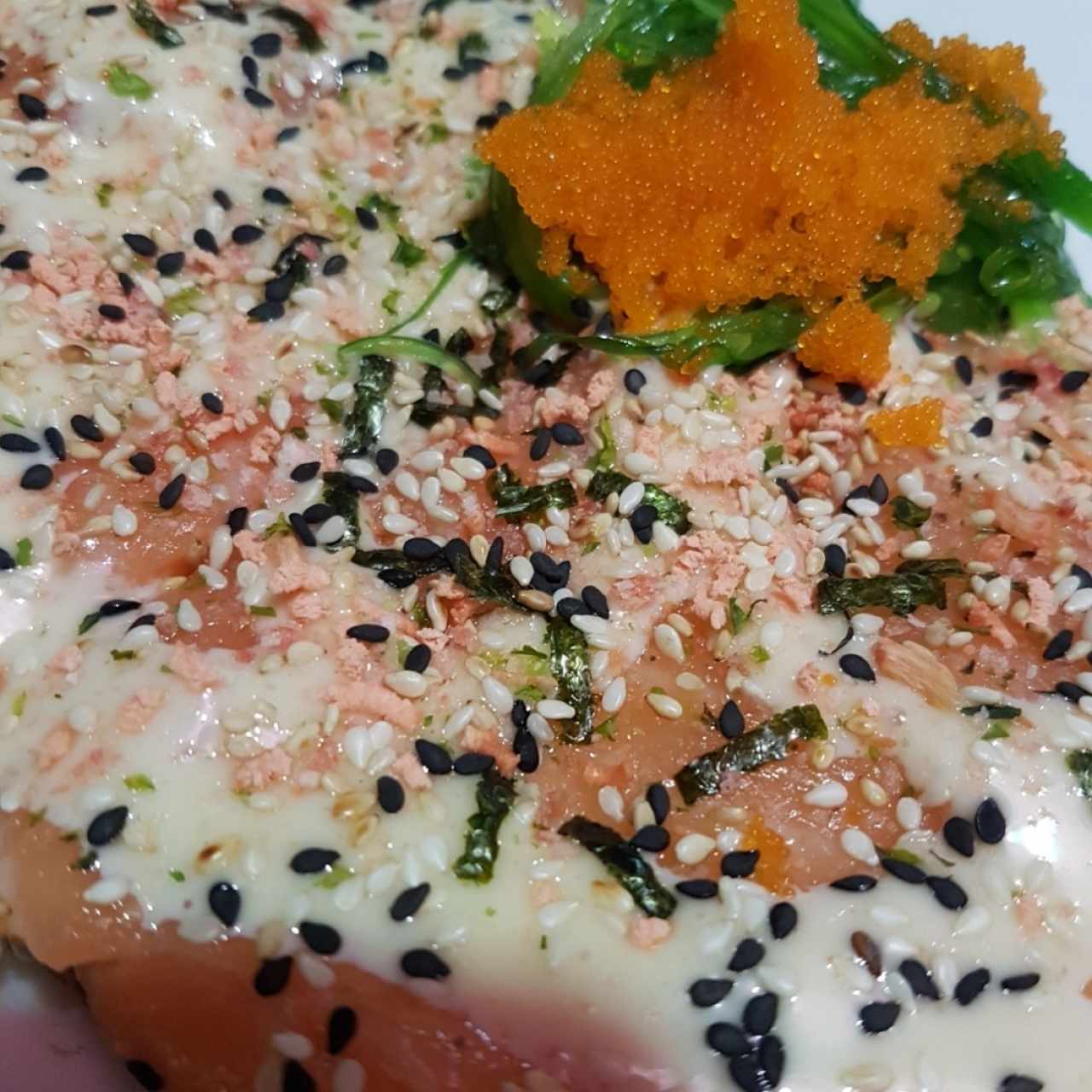 Sushi pizza de salmón