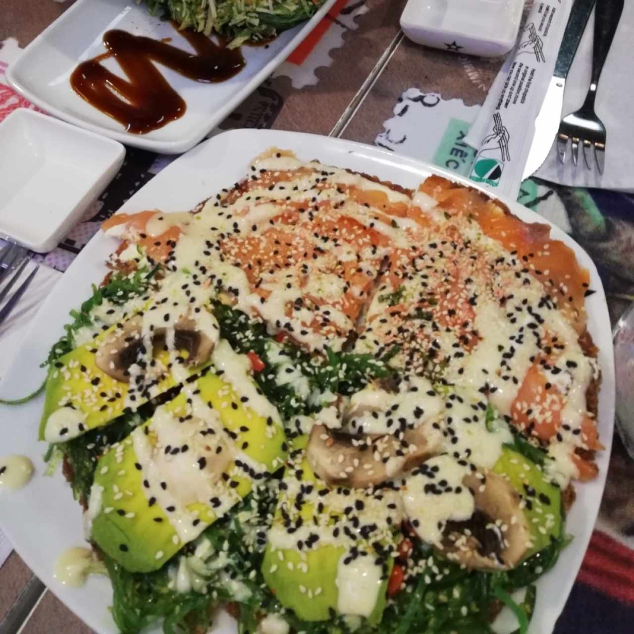 Sushi pizza de Salmón y de vegetales