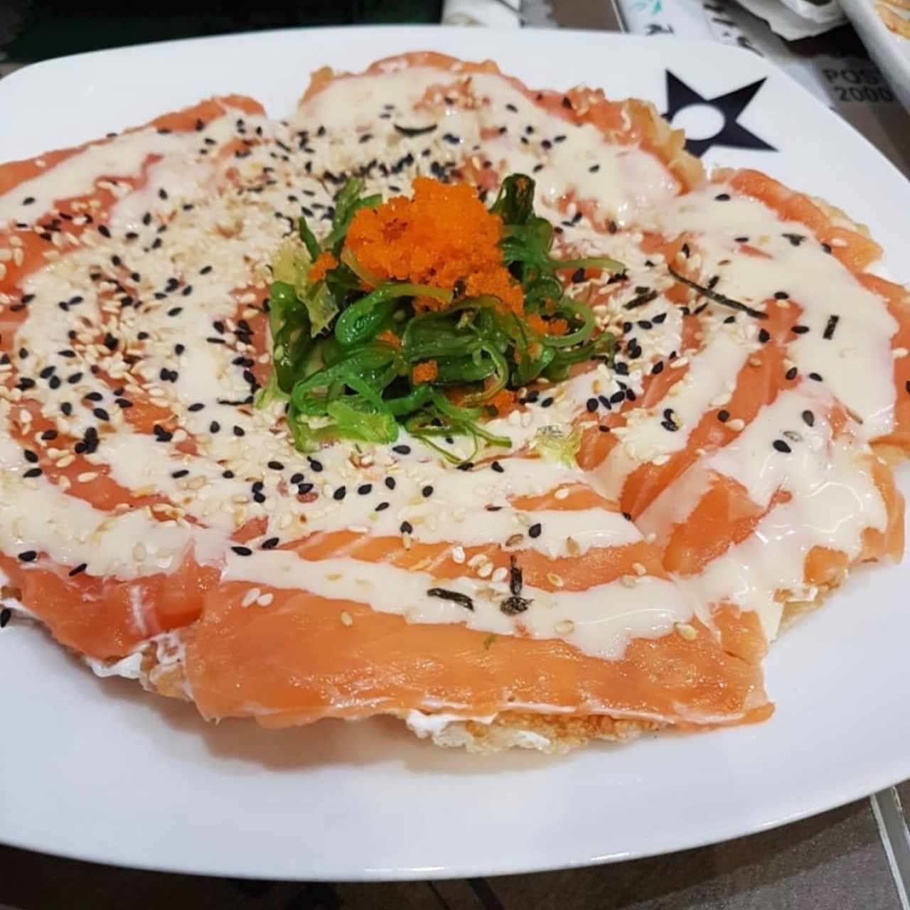 sushi de pizza con salmon